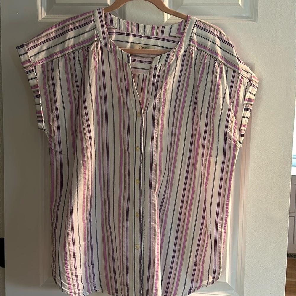 LOFT - White/pink/navy Seersucker button down blouse with capped sleeves